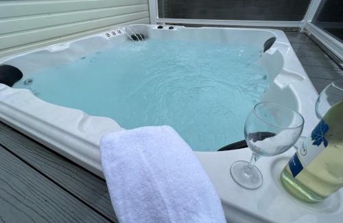 Patrington Haven House | 4 Sandringham, Patrington Haven, Hot Tub, Private garden & Parking