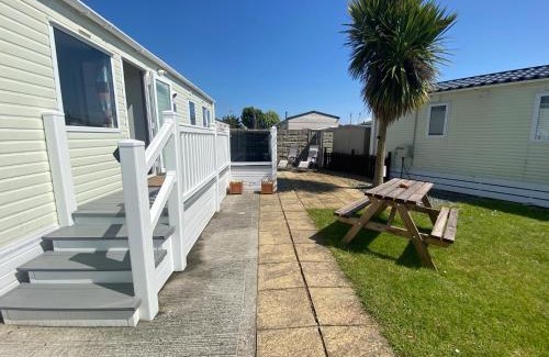 Patrington Haven House | 4 Sandringham, Patrington Haven, Hot Tub, Private garden & Parking