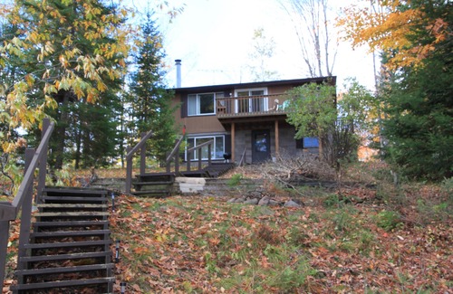 Hayward House | 4 Season Nelson Lake cabin, only 5 miles from town, WIFI, AC,Dogs Welcome