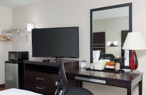 Graysville Hotel | 4 Separate Hotel Bedrooms with 2 Queen Beds in each room with attached bathroom