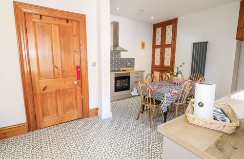 Lincoln Cottage | 4 SOUTH PARK, pet friendly, with a garden in Lincoln