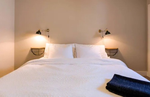 Country Club Plaza Area Apartment | 4-South Plaza UMKC 2 Bedroom Apartment w/ Parking