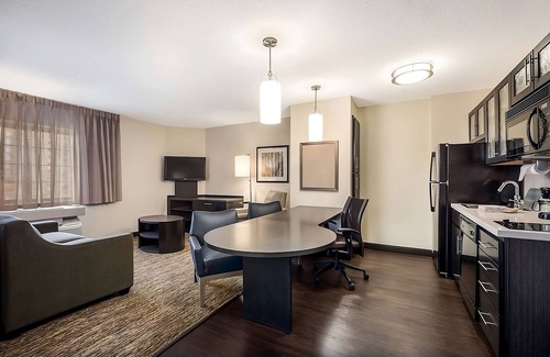 Gahanna Hotel | 4 Spacious Rooms with Breakfast & Parking Near John Glenn Columbus Airport!