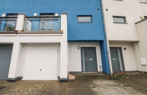 Castle House | 4 ST.STEPHENS COURT, pet friendly, country holiday cottage in Swansea