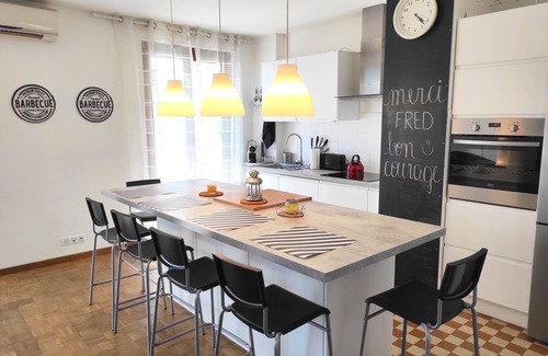 La Villette Apartment | 4(*) Standing flat, 3 bedrooms, private parking with AC near Panier Vieux-Port