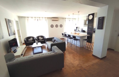 La Villette Apartment | 4(*) Standing flat, 3 bedrooms, private parking with AC near Panier Vieux-Port