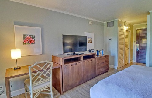 Hanamaulu Resort | 4 Star Beachfront Resort. King Bed. Lanai. AC. Restaurant. Pool. Gym. Spa.