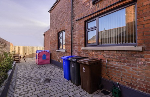 Ormeau House | 4 Star Spacious Luxury. Free Parking and superfast WIFI. Close to city.