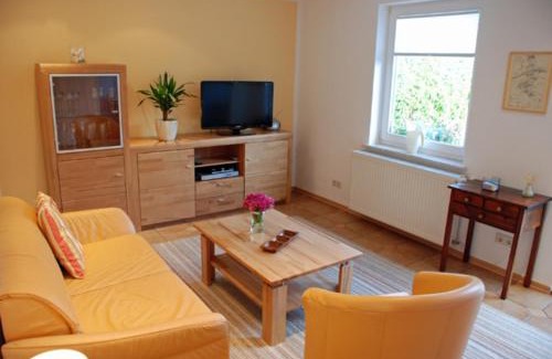 Gager Apartment | 4 - Sterne Ferienhaus Am Brink mit Gartenter und Meerblick