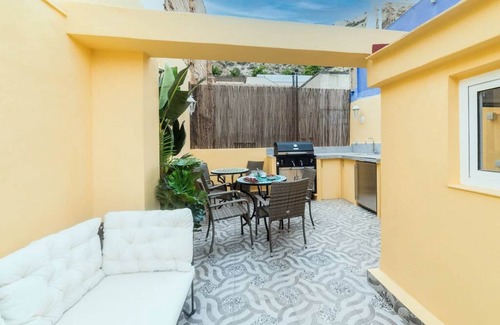 Alicante City Centre House | 4-storey semi-detached house in the center of alicante