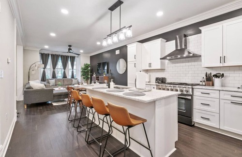 Shadyside Apartment | 4 Story Home|Triple King|Backyard|UPMC Shadyside