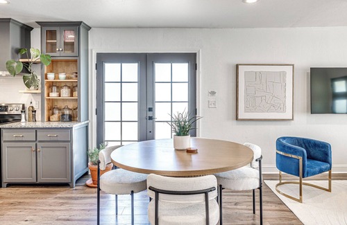 Central Oklahoma City House | 4 sumptuous bedrooms · 2 full baths · S. Downtown OKC park view · Pet-friendly