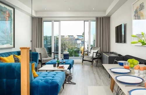 Porth House | 4 The Strand sleeps 8 guests, footsteps from Porth beach
