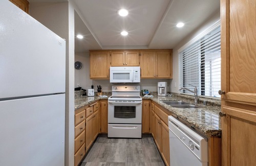 Baristo Hotel | 4 Units w/Kitchen | Pool & Free Parking | Palm Springs Stay