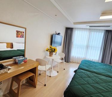 Haeundae Apartment | 40, 2 minutes run to the beach, close to the sea, 5 minutes to Club D Oasis swimming pool, nice and long walk along the beach