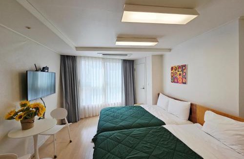 Haeundae Apartment | 40, 2 minutes run to the beach, close to the sea, 5 minutes to Club D Oasis swimming pool, nice and long walk along the beach