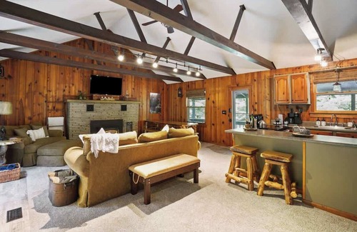 South Bloomingville Cabin | 40 Acres, PrivateTrails, Hot Tub, 100+ 5* Reviews!