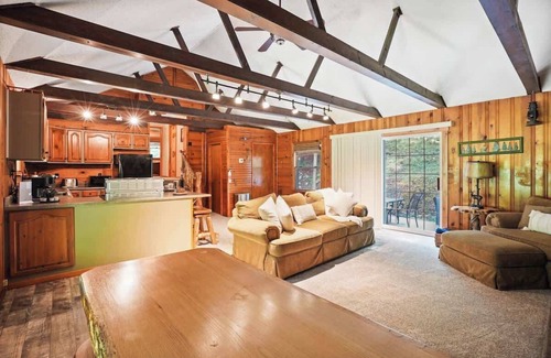 South Bloomingville Cabin | 40 Acres, PrivateTrails, Hot Tub, 100+ 5* Reviews!