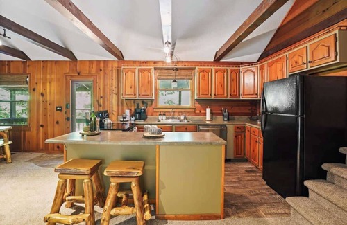 South Bloomingville Cabin | 40 Acres, PrivateTrails, Hot Tub, 100+ 5* Reviews!