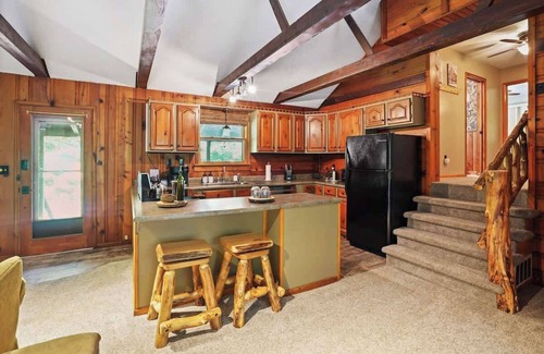 South Bloomingville Cabin | 40 Acres, PrivateTrails, Hot Tub, 100+ 5* Reviews!