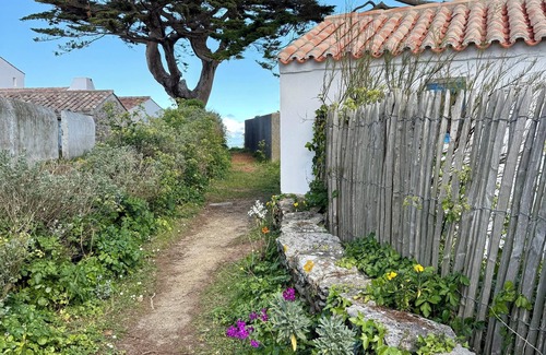 Noirmoutier-en-l'Ile House | 40 m from the beach, bourrine vendéenne, charm, simplicity, enclosed garden, peaceful setting