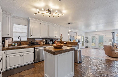 Warr Acres House | 4000 sqft Lakefront Retreat | 15 Mins to OKC State Fair | Private Hot Tub | #NH