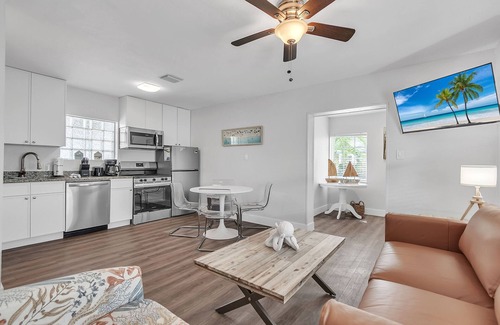 Treasure Island Condo | 🌴400ft to the BEACH☀Shared/Heated Pool🐬Bungalows #7🌞BBQ Grills🐶Dogs Welcome!