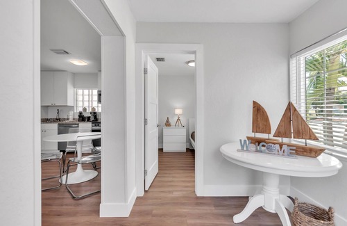 Treasure Island Condo | 🌴400ft to the BEACH☀Shared/Heated Pool🐬Bungalows #7🌞BBQ Grills🐶Dogs Welcome!