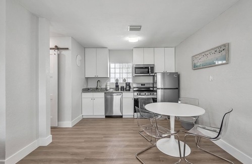 Treasure Island Condo | 🌴400ft to the BEACH☀Shared/Heated Pool🐬Bungalows #7🌞BBQ Grills🐶Dogs Welcome!