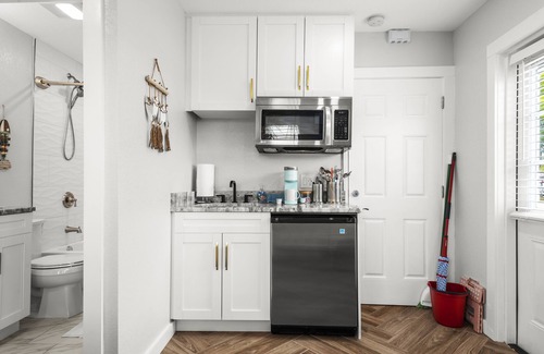 Dunedin Cottage | 401 B The Pink Studio with Kitchenette