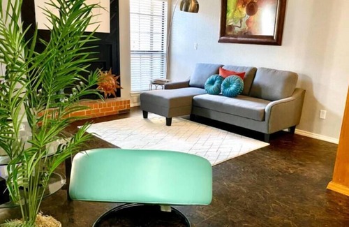 Central Oklahoma City House | [4043 D] Private BBedroom Suite Communal House near Integris