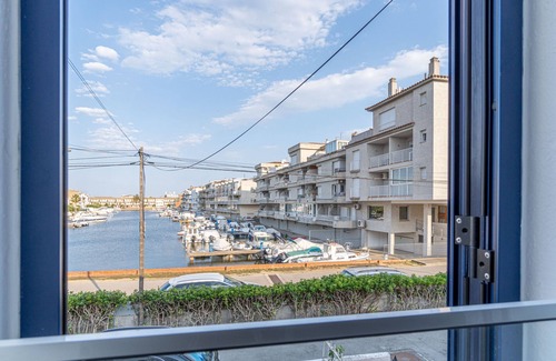 Empuriabrava Ski Chalet | 405-Beautiful house on the canal with private mooring for rent with parking and wifi in Empuriabrava