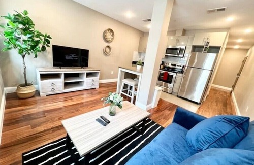 Logan Square Apartment | 407 Sweetest cottage 1bed room Apt in center city