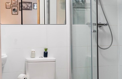 Swindon Apartment | 40percent off monthly/2 bedroom apt/city centre