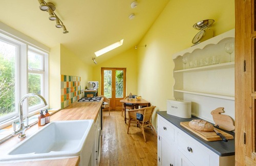 Leiston Cottage | 41 Eastward Ho - sleeps 5 guests in 2 bedrooms