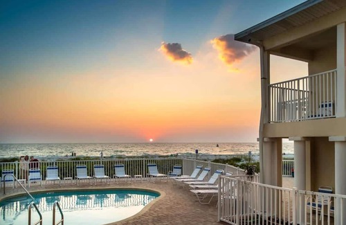 Belleair Beach Condo | 4202 Cozy Suite On The Beach - Heated Pool