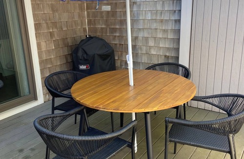 Hyannis House | 43 by the Sea, steps to private beach & heated pool, 1-mile from Main St. shops, AC, & Wi-Fi