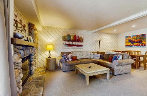 Elkhorn Village House | 4311 Fairway 9