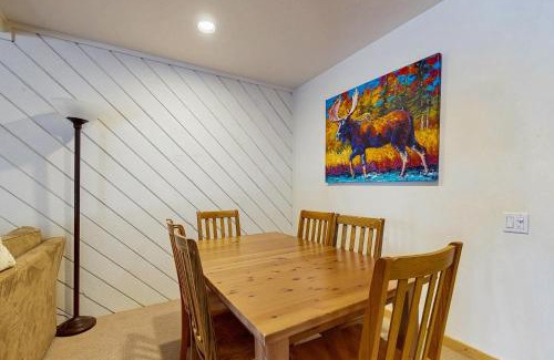 Elkhorn Village House | 4311 Fairway 9