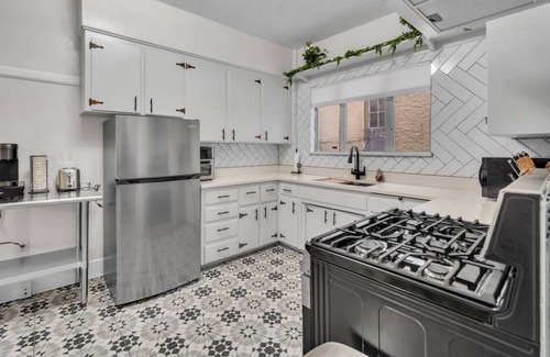Downtown St. Petersburg House | 436 WHOLE PROPERTY · Downtown Historic District Estate (Home + Cottage)