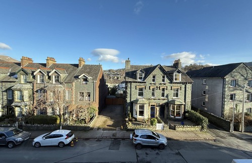 Keswick House | 45 Eskin Street - sleeps 6 guests in 3 bedrooms