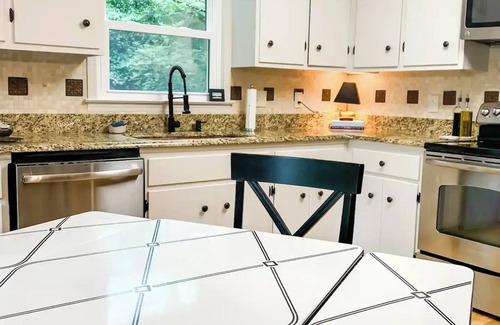 Martin House | 45 Min to Clemson, Lake Hartwell: Private Pool, Dock, Boats, Dogs, Fire Pit