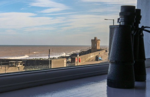 Withernsea Cottage | 46 THE PROMENADE, family friendly, with a garden in Withernsea