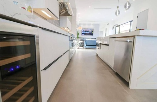Yorktown House | 470a) Modern Paradise - walk to beach- sleeps 10