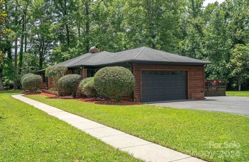 Marlwood Acre House | 487) Massive 3 bedroom with a firepit!