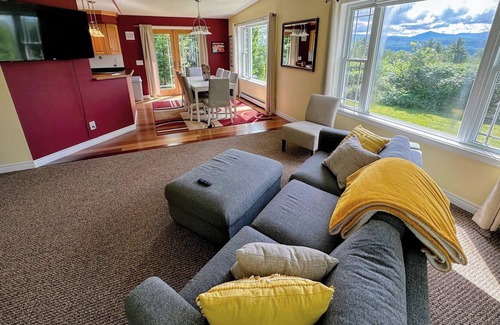 Littleton House | 48MH Cottage with Great Mountain Views, Private, Close to Littleton's Award Winning Main Street
