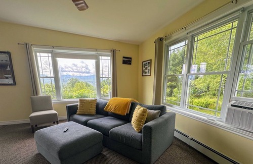 Littleton House | 48MH Cottage with Great Mountain Views, Private, Close to Littleton's Award Winning Main Street