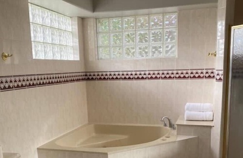 Miami Gardens House | 4B 3.5 Bath up to 15ppl, FREE PARKING, Spacious, Luxurious