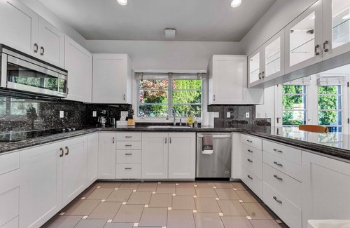 Northwest Portland House | 4B/3.5BA Home in Barnsley Ct｜Mainfloor Bedroom｜Washer&Dryer｜Garage Access #42234
