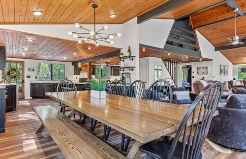 Wright City Ski Chalet | 4b/3b+loft Chalet on lake w/open floorplan, HUGE kitchen, rain showers, hot tub